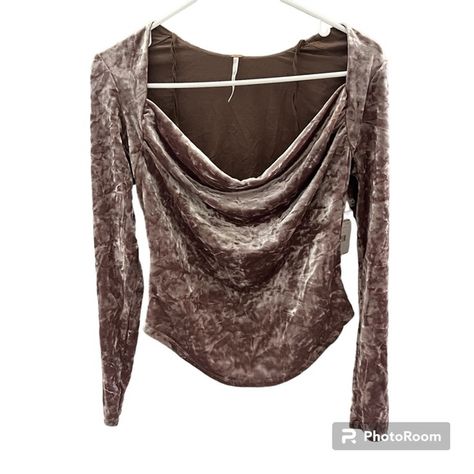 Free People Women’s Velvet Top Shirt size XS Color Taupe Stone Crushed Velvet Top, Bell Sleeve Crop Top, Clothes For Women Over 50, Romantic Tops, Free People Velvet, Tuscan Villa, People Women, Long Tank Tops, Flattering Tops