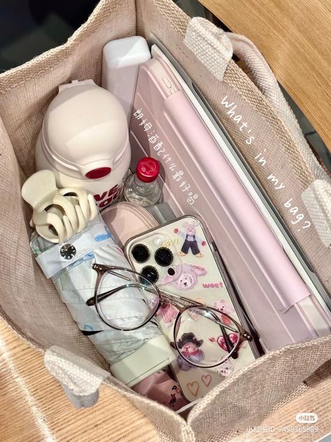 Organisation, Study Bag Aesthetic, What's In My Bag Aesthetic, What Is In My Bag, Everyday Bag Essentials, Uni Bag, School Bag Essentials, Tout Rose, Inside My Bag