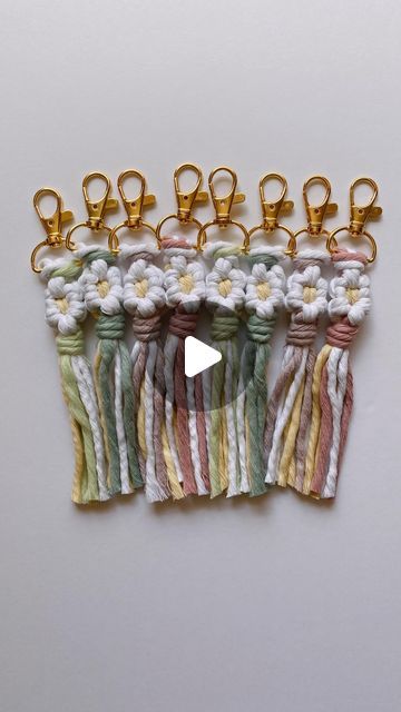 Macrame Sunflower Keychain, Macrame Daisy, Macrame Gifts, Making Macrame, Macrame Flower, Embroidery Lessons, Braid Tutorial, Macrame Tutorial, Macrame Diy