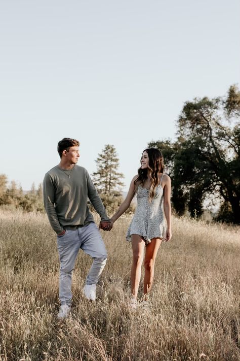 Couple Photoshoot Ideas Teenage, Teenage Couple Photo Poses, Bf And Gf Photoshoot Ideas, Teenage Couple Picture Ideas, Picture Ideas With Girlfriend, Couple Photoshoot Funny Cute Ideas, Photoshoot Ideas Boyfriend And Girlfriend, Cute Teenage Couple Photoshoot Poses, Boyfriend And Girlfriend Poses Photo Ideas