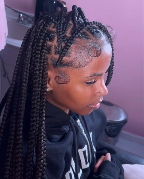 shmedium knotless with fluffy edges Laid Back Outfits Black Women, Fluffy Edges, Girls Braided Hairstyles Kids, Cute Box Braids, Pretty Braids, Braided Hairstyles For Teens, Hair Braider, Bella Hair, Quick Braided Hairstyles