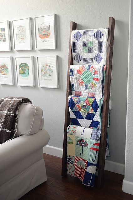 Quilt ladder on Camille Roskelley's blog | Flickr - Photo Sharing! Patchwork, Vintage Ladder Decor, How To Make A Blanket Ladder, Wooden Blanket Ladder, Quilt Ladder, Quilt Hangers, Vintage Ladder, Quilt Display, Diy Blanket Ladder