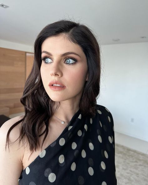 alexandra daddario (@alexandradaddario) • Instagram photos and videos Hollywood Star, Alexandra Daddario, Alexandria Daddario, Fashion Model Photography, Women's Spurs, Volleyball Outfits, Celebrity Look, Hollywood Stars, Beautiful Celebrities