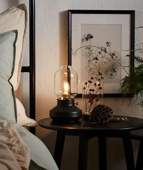 Black Living, Casa Retro, Living Small, Casa Vintage, Bedroom Decor Design, Hus Inspiration, Up House, Small Table, Room Inspiration Bedroom