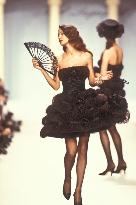 Marpessa / Karl Lagerfeld Runway Show 1988 High Fashion Chanel, Iconic Models Runway, Models 2000s Runway, Channel Vintage Runway, Y2k Haute Couture, Designer Dresses Aesthetic, Vintage Chanel Looks, Runway 2000s Fashion, Marc Jacobs Runway 90s