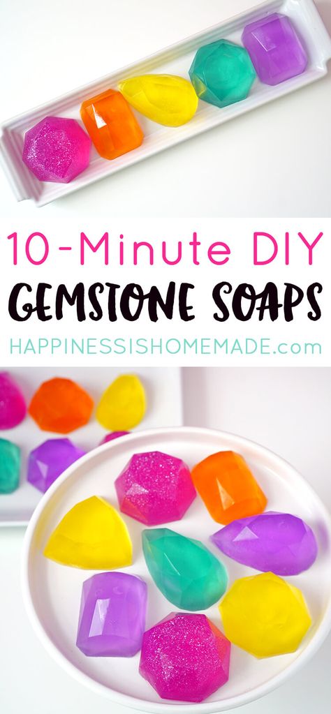 Make your own DIY Gemstone Soaps in around 10 minutes! These sparkly gem and jewel soaps shimmer and shine, and they smell AMAZING (in any fragrance your heart desires!)! Gift For Friend Girl, Diy Gifts For Christmas, Savon Diy, Presente Diy, Homemade Holiday Gifts, Diy Christmas Presents, Diy Gemstone, Shimmer Shine, Diy Gifts For Friends