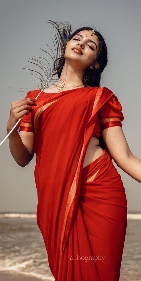 Mallu Bride, Mallu Saree, Mallu Girls, Bharatanatyam Poses, Bride Photos Poses, Saree Poses, Indian Photoshoot, Saree Photoshoot, Foto Poses