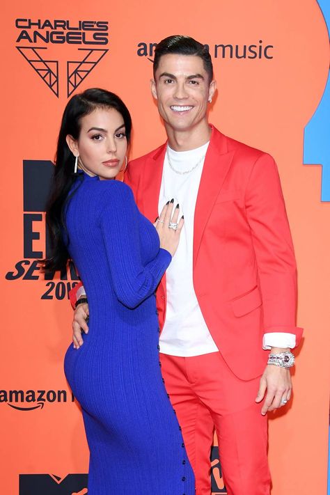 Georgina Rodriguez And Cristiano Ronaldo Are Having Twins, And Their Announcement Pic Is A Must-See Having Twins, Georgina Rodriguez, Football Awards, Cristano Ronaldo, Manchester United Players, Expecting Twins, Disfraces Halloween, Charlies Angels, Soccer Stars