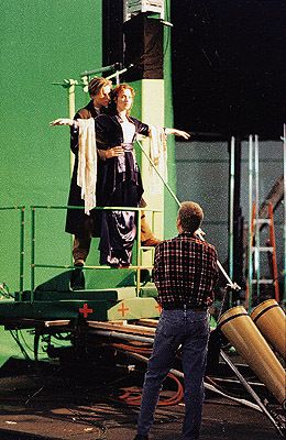 Titanic..Behind the scene. Titanic Behind The Scenes, Titanic Photos, Leo And Kate, Billy Zane, Jack Dawson, Titanic Movie, Leo Dicaprio, Movie Screen, James Cameron