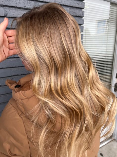 Balayage Hair Blonde Golden, Golden Balayage Hair, Lived In Golden Blonde Balayage, Shadow Root Golden Blonde, Honey Hair With Blonde Highlights, Golden Blonde Root Smudge, Highlights For Golden Blonde Hair, Blonde Highlights On Golden Hair, Gold Blonde Hair Honey Balayage