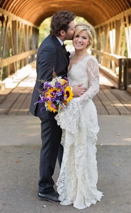 We're still so in love with the all-over lace wedding gown Kelly Clarkson picked when she got married to Brandon Blackstock. Come see it again here! Kelly Clarkson Wedding, Southern Wedding Dresses, Vestidos Country, Kate Wedding Dress, Famous Wedding Dresses, Celebrity Wedding Photos, Wedding Bridesmaids Dresses Blue, Celebrity Wedding Dresses, Wedding Dress Necklines