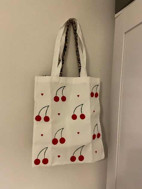 Tod Bag Aesthetic, Painting Ideas Tote Bag, Red And White Coquette, Painting On Bags Ideas, Tote Bag Diy Paint, Tote Bag Design Paint, Painted Tote Bag Aesthetic, Coquette Lovecore, Custom Tote Bag Aesthetic