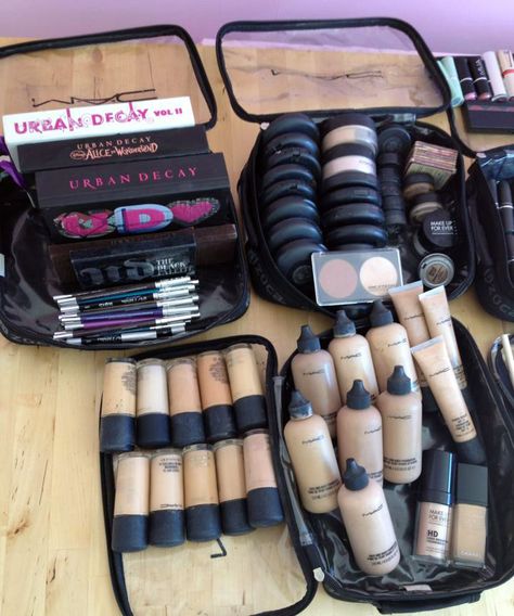 What's-in-my-kit-02 Makeup Artist Kit Organization, Makeup Artist Kit Essentials, Make Up Kits, Makeup Kit Essentials, Make-up Kit, Professional Makeup Kit, Party Make-up, Makeup Artist Kit, Freelance Makeup Artist