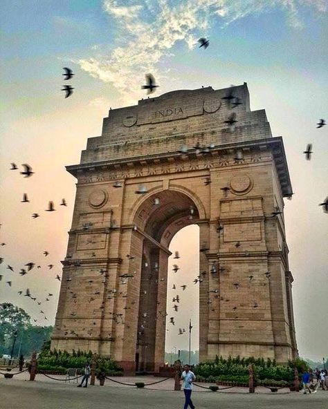 From majestic Islamic citadels to mausoleums of Sufi saints to colonial structures designed by Edwin Lutyens – Delhi lets you travel back in time.  Here are some of the most popular wonders in Delhi which let you walk down the memory lanes.  Image By: Pinterest Wallpapers School, Beach Travel Checklist, India Travel Places, India Gate, Amazing India, Visit India, New Delhi India, Photo Pic, India Tour