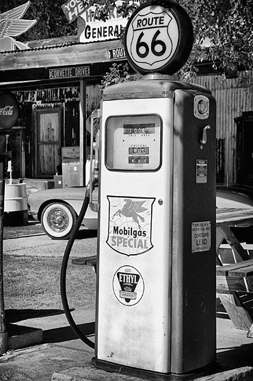 Gas Pump  -  Route 66 Arizona  -  yep, took that route on the Honda Goldwing a few years ago Route 66 Arizona, Arsitektur Art Deco, Sejarah Kuno, Old Gas Pumps, Pompe A Essence, Vintage Gas Pumps, Station Service, Black And White Photo Wall, Old Gas Stations