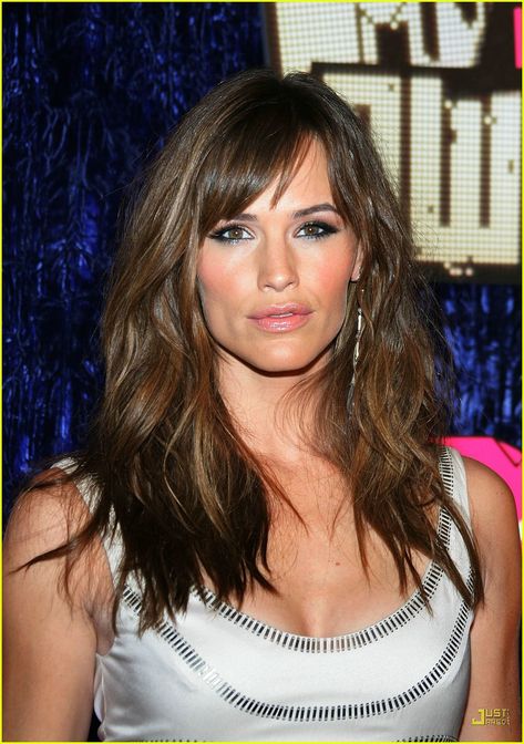 jennifer garner Long Layered Hair, Side Bangs, Jennifer Garner Hair, Sarah Rafferty, Layered Hair With Bangs, Long Layered Haircuts, Super Hair, Long Hair With Bangs, Short Styles