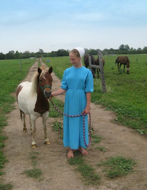 .Amish girl with pony. Amish Outfits, Amish Dress, Mennonite Dress, Amish Living, Amish Culture, Amish Farm, Plain People, Amish Life, Childhood Memories 90s