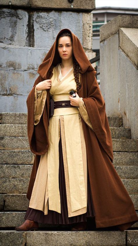 Do you live and breathe Star Wars and wish to embrace it 24/7? Here are some ideas to recreate your favorite character's outfits in a wearable and fashionable way. #starwars #costumes Jedi Dress, Hanfu Aesthetic, Gray Jedi, Star Wars Outfit, Female Jedi, Disfraz Star Wars, Jedi Outfit, Jedi Robe, Jedi Cosplay