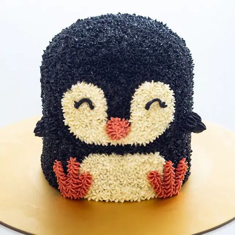 How To Make An Easy Penguin Cake Design Cute Animal Cakes, Penguin Birthday Cake, Race Track Cake, Pirate Birthday Cake, Penguin Cake, Penguin Cakes, Orange Buttercream, Penguin Birthday, Cakes Design