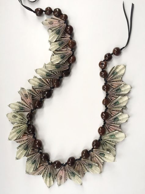 Pai, How To Make A Money Lei Tutorials, 8th Grade Promotion Lei Ideas, Graduation Leis For Boys Diy, Diy Money Lei Graduation Tutorials, Unique Graduation Lei Ideas, Diy Graduation Leis Money, Graduation Necklace Ideas Diy, Graduation Lais