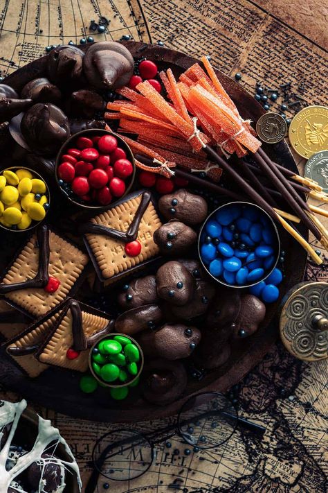 Harry Potter Sweets Table, Harry Potter Party Desserts, Harry Potter Charcuterie Board Ideas, Harry Potter Food Board, Charcuterie Board Harry Potter, Harry Potter Healthy Snacks, Harry Potter Sorcerers Stone Snacks, Harry Potter Themed Charcuterie Board, Harry Potter Snack Board