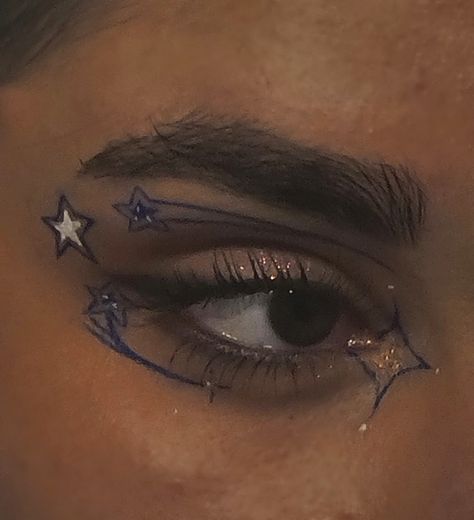 White Star Eyeliner, Eye Makeup Liner, Star Graphic Liner, Masc Makeup, Blue Eyeliner Looks, Eye Makeup Inspo, Star Eyeliner, Makeup Liner, Billie Concert