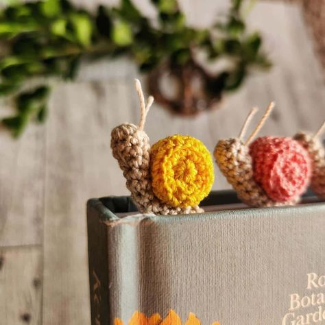 Amigurumi Patterns, Free Crochet Bookmark Patterns, Free Crochet Bookmark, Crochet Cottagecore, Snail Crochet, Clips Decorados, Easy Crochet Bookmarks, Crochet Bookmarks Free Patterns, Gift Ideas Cute