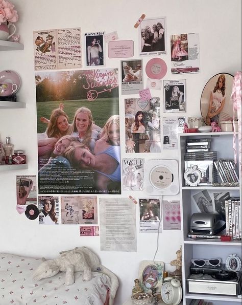 liz buxbaum | better than the movies Cockette Bedroom, 11x9 Bedroom Layout, Main Character Room, Bedroom Inspo Posters, Dorm Inspiration Pink, Easy A Aesthetic, Pink Bedroom Ideas Aesthetic, Poster Placement Ideas, Wall Collage Ideas Aesthetic