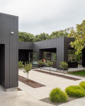 Modern Exterior Cladding Ideas, Modern House Black Exterior, Modern House Cladding, James Hardy Cladding, Modern Cladding Exterior, Exterior House Cladding, House Cladding Ideas, House Cladding Exterior, Cladding House Exterior