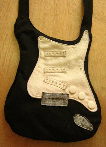 Craftser user Mewyam made her boyfriend this fun guitar-shaped bag for carrying his PSP. Sweet! Link. Guitar Bag, Diy Sac, Over The Shoulder Bags, Cute Bags, Branded Bags, Cute Crafts, Sewing Bag, Sewing Clothes, Diy Sewing