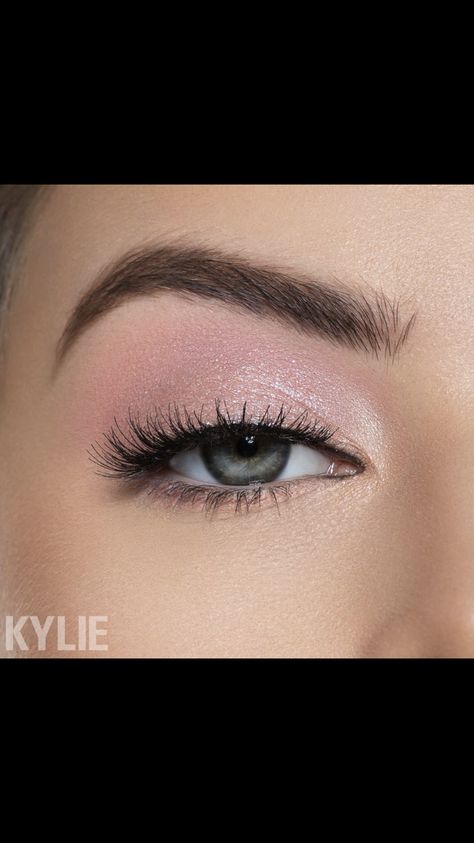 Light Pink And White Eyeshadow Looks, Powder Pink Eyeshadow, Soft Pink Wedding Makeup Natural Looks, Light Shimmer Eyeshadow, Simple Pinkish Makeup Look, Light Pink Glitter Eyeshadow, Light Pink Eyeshadow Palette, Easy Light Pink Eyeshadow Looks, Pink Soft Eyeshadow