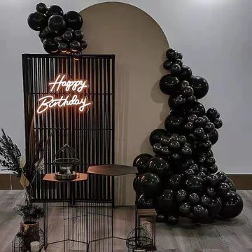 21st Themes Party, Simple Party Decorations For Men, Black Backdrops For Parties, Black Rose Gold Aesthetic, 29th Birthday Backdrop Ideas, Round Party Backdrop, Black Theme Decoration, Industrial Birthday Party, Black Silver And Gold Balloon Garland