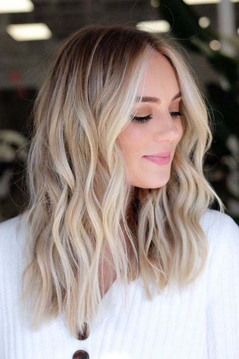 You might want to copy this rooty blended blonde hair created by hairstylist Hannah Andersen (@hannahandersen.mane) this weekend. Click the link to see our list of awesome blonde hair with dark roots. #blondehairwithdarkroots