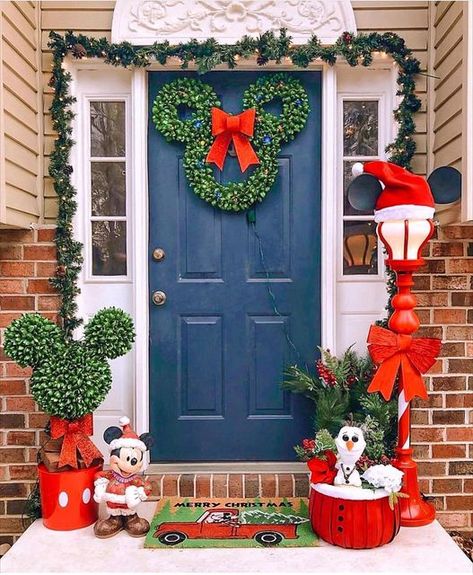 Disney Christmas Diy Decorations, Disney Christmas Decorations Outdoor, Disney Christmas Diy, Disney Christmas Crafts, Good Morning And Happy Saturday, Disney At Home, Mickey Mouse Christmas Tree, Deco Disney, Disney Christmas Decorations