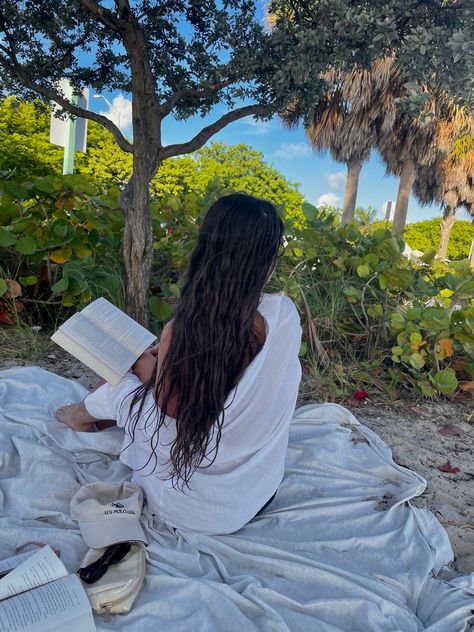 Mexico, Reading Book On The Beach, Beach Book Photo, Boracay Pictures, Book On A Beach, Book Aesthetic Beach, Reading On Beach, Book And Beach, Books On The Beach