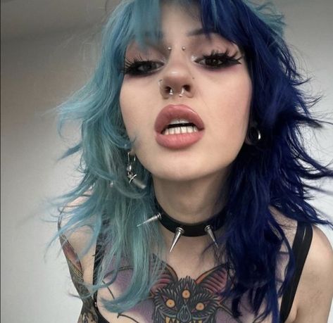 Heart Eyeliner, Best Hair Dye, Split Dyed Hair, Zoe Laverne, Notebook Black, Hair Inspiration Short, Dyed Hair Inspiration, Split Hair, Pretty Hair Color