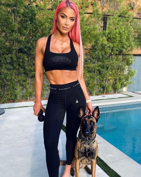 Natalie Eva Marie - American superstar, actress and wrestler Eva Marie Wwe, Natalie Eva Marie, Wwe Total Divas, Natalie Marie, Bright Hair Colors, Eva Marie, Strong Legs, Fitness Competition, Athletic Style