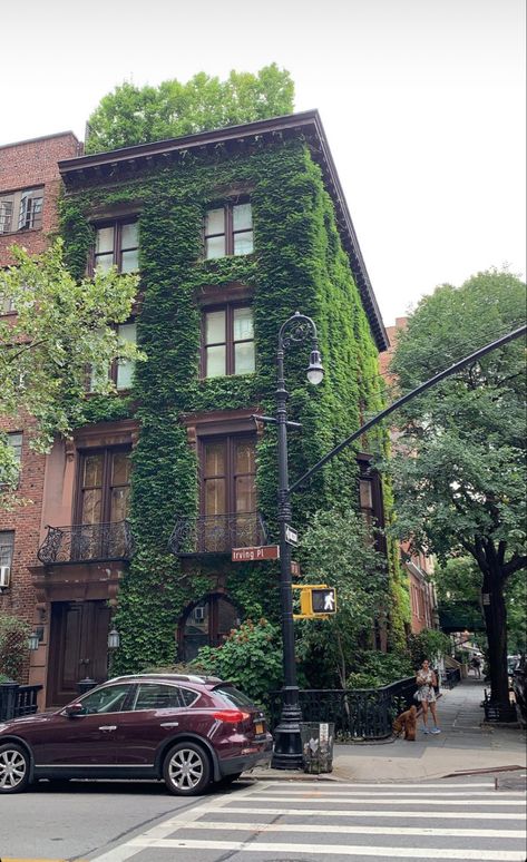 Brownstone Nyc Interior, Nyc Home Exterior, Nyc Townhouse Aesthetic, City Home Exterior, Apartment Exterior Aesthetic, New York House Interiors, Nyc Apartment Exterior, Apartment Complex Exterior, New York Apartment Aesthetic