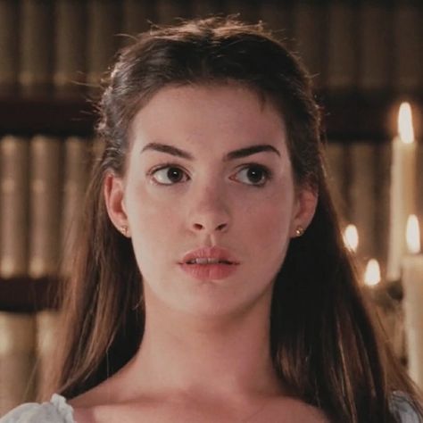 ella enchanted • anne hathaway Teenage Anne Hathaway, Ella Enchanted Icons, Anne Hathaway Characters, Anna Hathaway 2000s, Anne Hathaway Side Profile, Anna Hathaway Young, Young Anne Hathaway Aesthetic, Anne Hathaway 2000s, Anne Hathaway Face