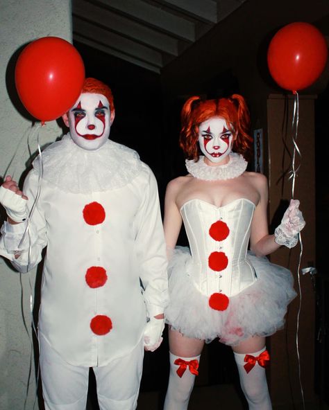 Pennywise couples costume from the movie It. Horror couples costume. Boy and girl dressed as pennywise the clown wearing clown makeup Couple Clown Halloween Costumes, Couple Clown Makeup, Pennywise Outfit, Movie Couples Costumes, Pennywise Halloween Costume, Scary Couples Costumes, Couples Fancy Dress, Horror Movie Costumes, Scary Couples Halloween Costumes