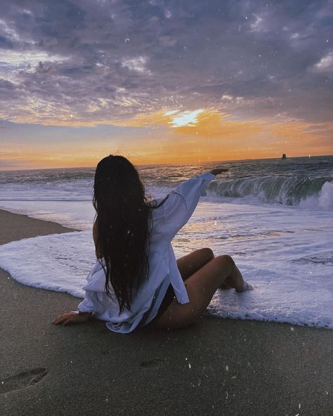 Poses In The Ocean, Inspo Foto Mare, Foto Aesthetic Mare, Photo Plage Aesthetic, Foto Al Mare Aesthetic, Photo In The Sea, Sea Photo Ideas, Shower Pictures, Beach Instagram Pictures