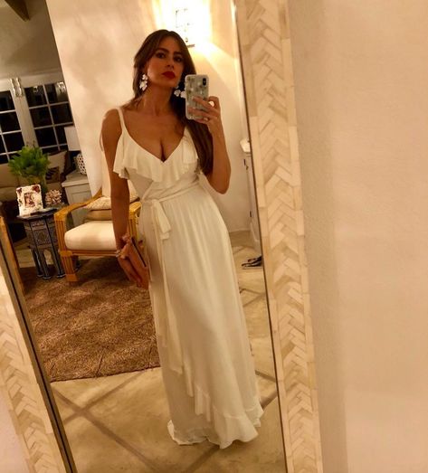 Sofia Vergara, Sofia Vergara Dress, Sofia Vegara, Sofia Vergara Hot, Sofia Vergara Style, Hourglass Outfits, Sophia Vergara, Modest Dresses, White Formal Dress