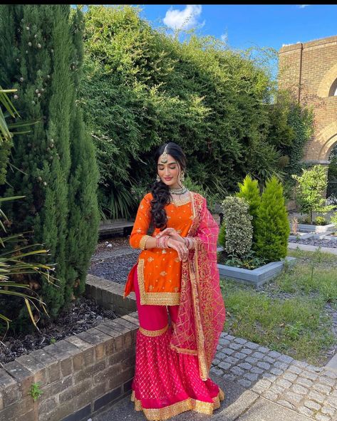 Sari Long Sleeve, Mehndi Punjabi Suits, Lady Sangeet Outfit Punjabi, Mendhi Outfits Pakistani, Jago Suits Punjabi, Punjabi Jaggo Outfits, Jagoo Outfit, Maiyan Outfit, Jago Outfit Punjabi