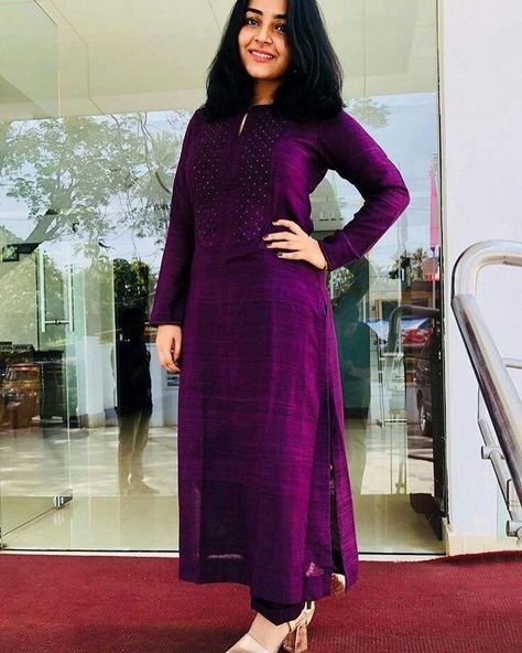 Vihaarna• ®️ on Instagram: “Flaunt in purple mirror work on neck with boat neck style #ordernow Price - DM Fabric- khadi cotton Sizes - xxxs-10xl . . Shop…” Kurti Anarkali, Kurtha Designs, Churidhar Designs, Wine Colour, Indian Kurti Designs, Indian Kurti, Suit Salwar, Churidar Designs, Purple Mirror