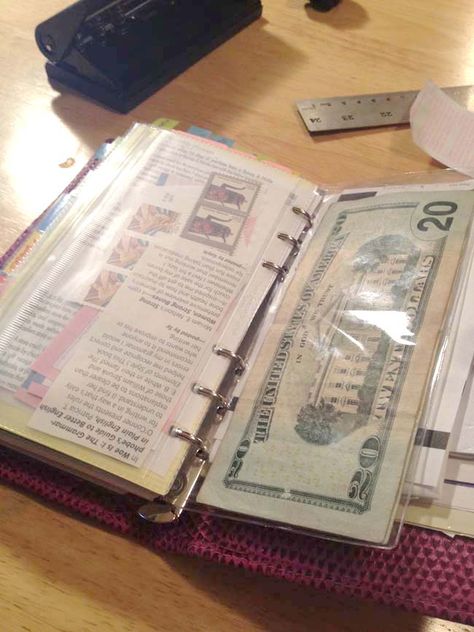 envelope7 Clear Cash Envelopes, Filofax Diy, Filofax Organization, Planner Wallet, Envelope Tutorial, Clear Envelope, Plastic Envelope, Money Pocket, Cash Envelope System