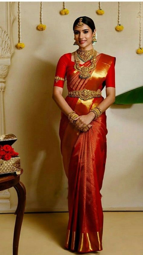 Beautiful South Indian Bride Look South Indian Red Saree, House Decor For Wedding Indian, Bride Look South Indian, South Indian Bride Look, Indian Bride Look, South Indian Bridal Look, South Indian Makeup, Indian Bridal Look, Red Saree Wedding