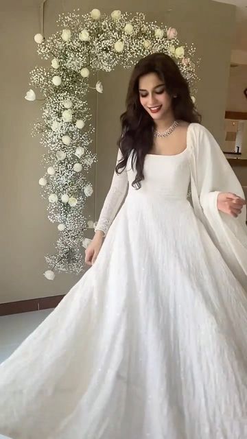 Anarkali Suit For Wedding Function, White Anarkali Frock, Cream Colour Anarkali Dress, Simple White Indian Dress, White Plain Anarkali, White Bridal Anarkali, Anarkali White Dress, Wedding Functions Outfits, White Anarkali Dress Simple