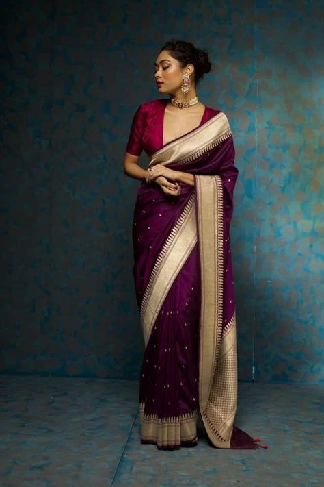 Kanjivaram Lehenga Wedding, Wine Kanjivaram Saree, Marathi Saare Look, Traditional Saree Look For Wedding Party, Sadi Looks Traditional, Maharashtrian Saree Traditional, Maharashtrian Look In Saree, Saree Look Marathi, Banarasi Saree Blouse Design Back