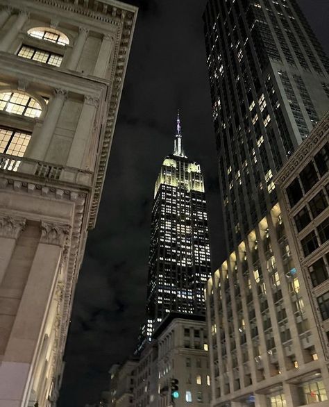 Us Open Aesthetic, New York Apartment Small, Starlet Aesthetic, Upper East Side Aesthetic, Rich City, Empire Building, Stile Blair Waldorf, Estilo Ivy League, Night In New York