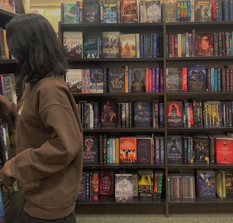 Barnes N Noble Aesthetic, A Girl Reading A Book Aesthetic, Girl In Bookstore Aesthetic, Book Core Aesthetic, Bookstore Girl Aesthetic, Girl In Library Aesthetic, Aesthetic Book Pics, Barnes And Noble Aesthetic, Bookstore Aesthetic